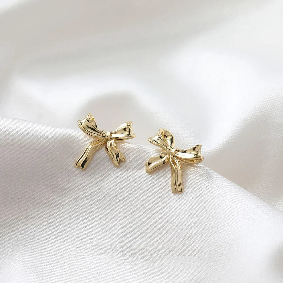 Ohrstecker aus Weißgold mit Schleifenmotiv