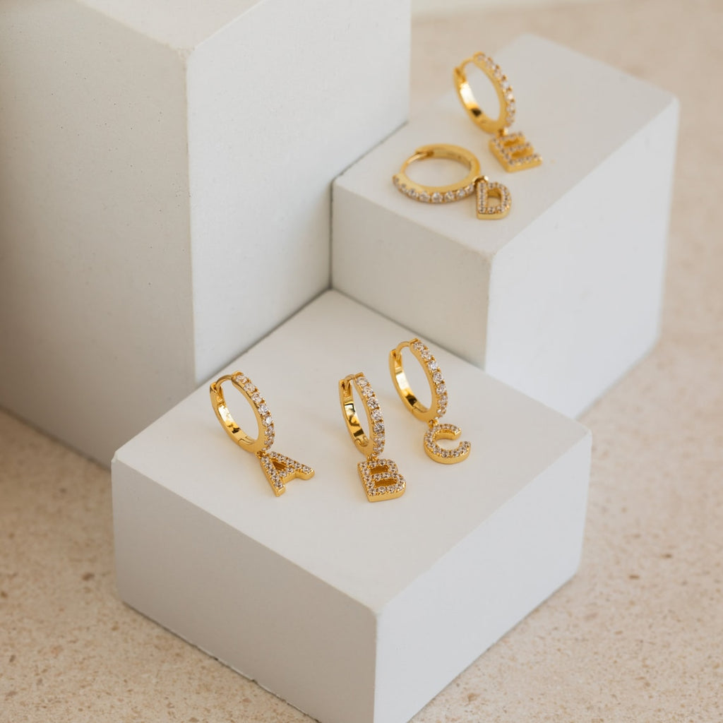 Buchstaben-Ohrringe mit Diamanten - Filigrane Huggie-Ohrstecker