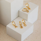 Buchstaben-Ohrringe mit Diamanten - Filigrane Huggie-Ohrstecker