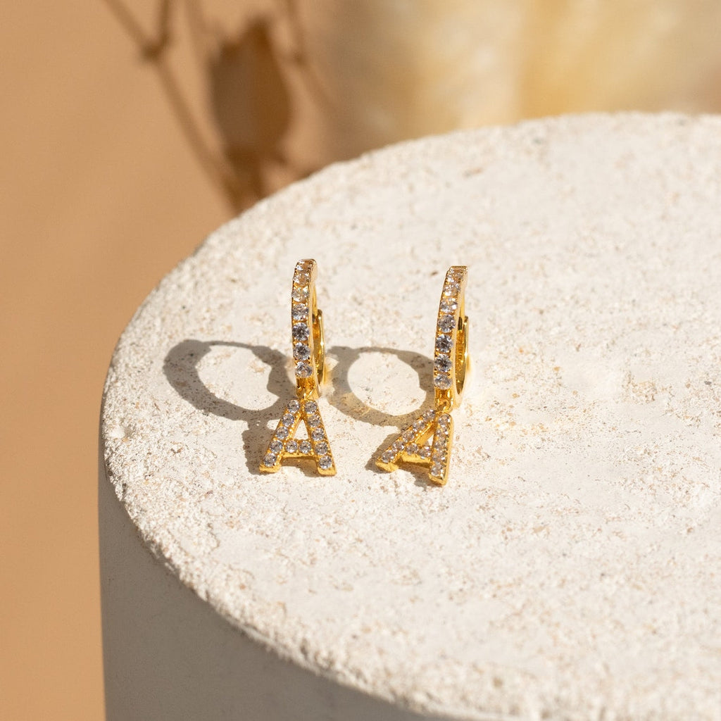 Buchstaben-Ohrringe mit Diamanten - Filigrane Huggie-Ohrstecker