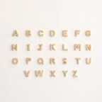 Buchstaben-Ohrringe mit Diamanten - Filigrane Huggie-Ohrstecker