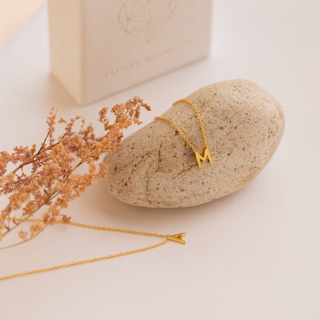Jasmine – Filigrane Kette mit individuellem Initial