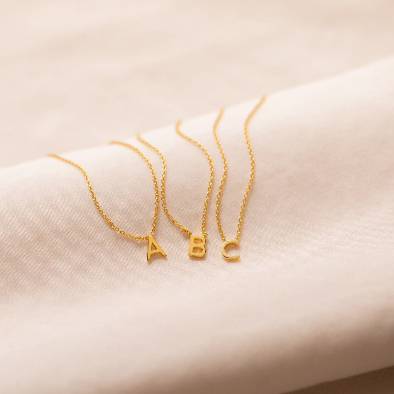 Elegante Halskette mit Buchstaben - Modische Kette mit Initialen