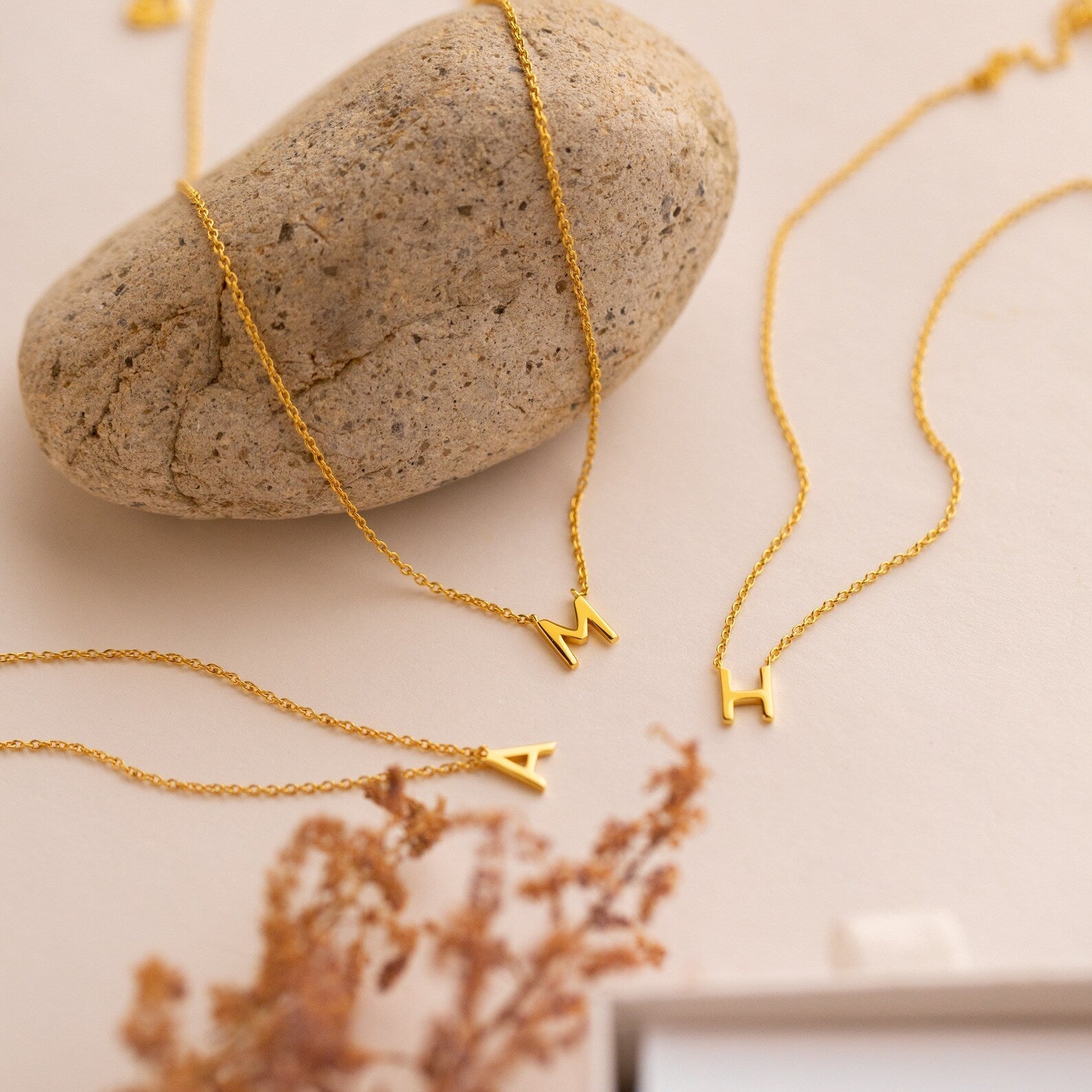 Elegante Halskette mit Buchstaben - Modische Kette mit Initialen