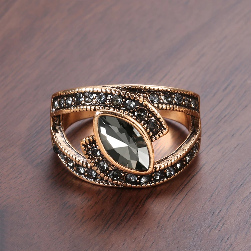 Amena – Stilvoller Ring mit dunklem Detail
