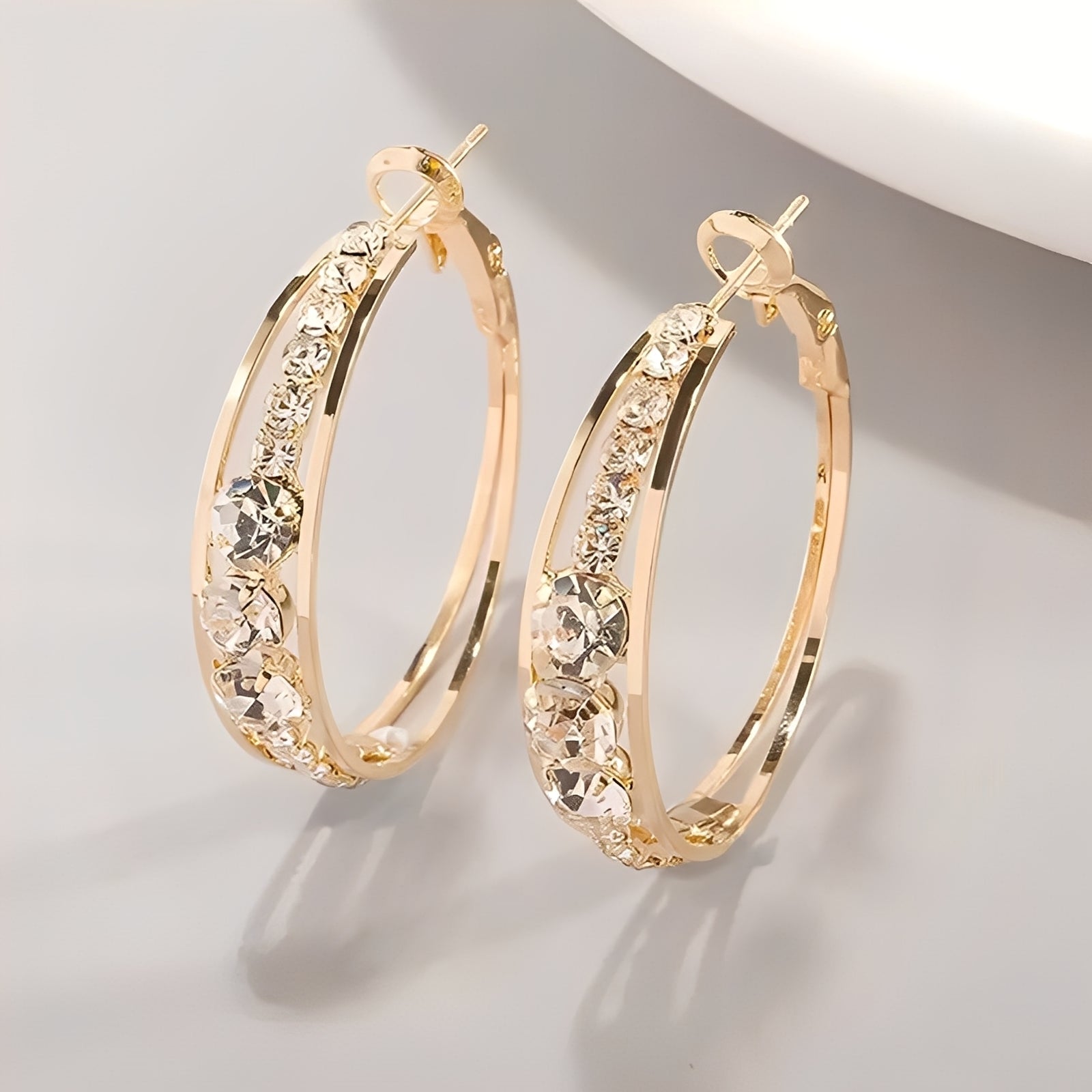 Raya – Stilvolle Goldene Ohrringe