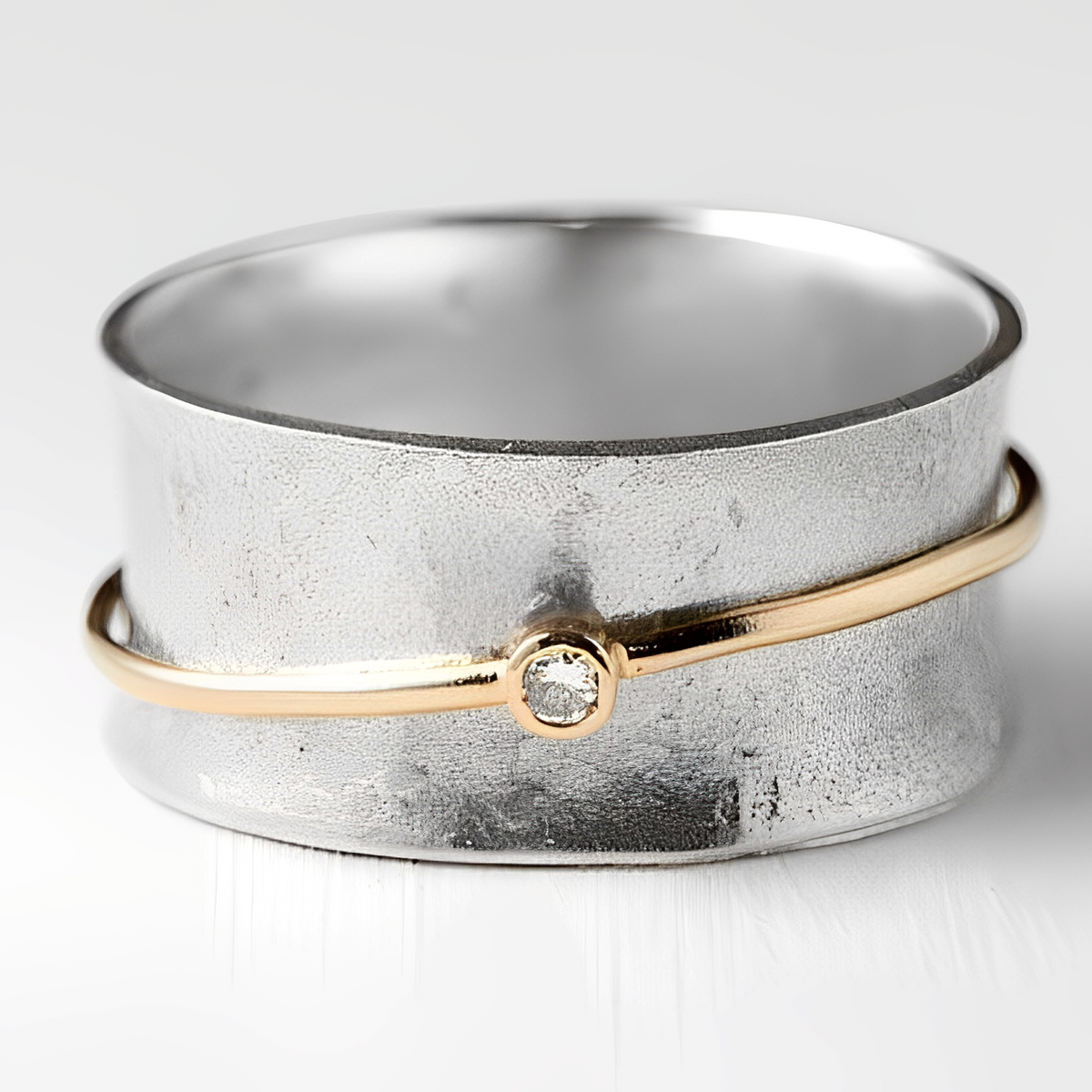 Lilia – Zweifarbiger Ring mit dekorativer Linie