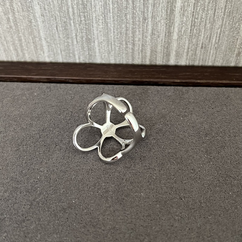 Alizee – Ring mit Blütenblatt-Design