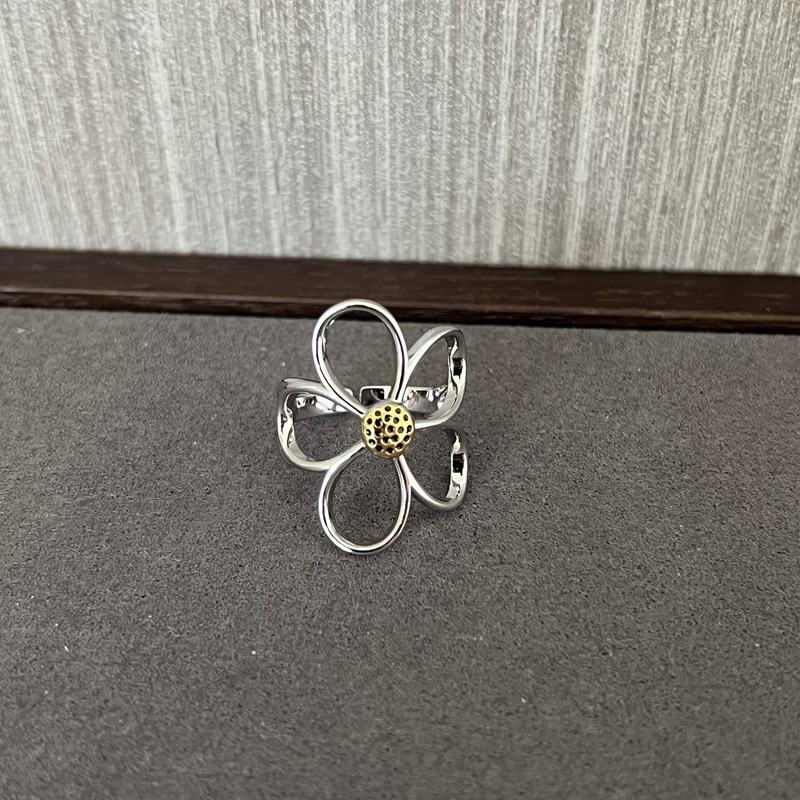 Alizee – Ring mit Blütenblatt-Design