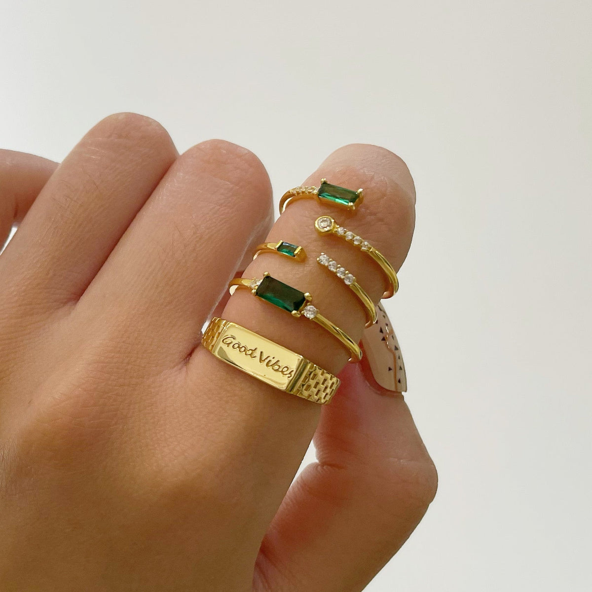 Fen – Zarter Baguette-Ring mit grünem Detail