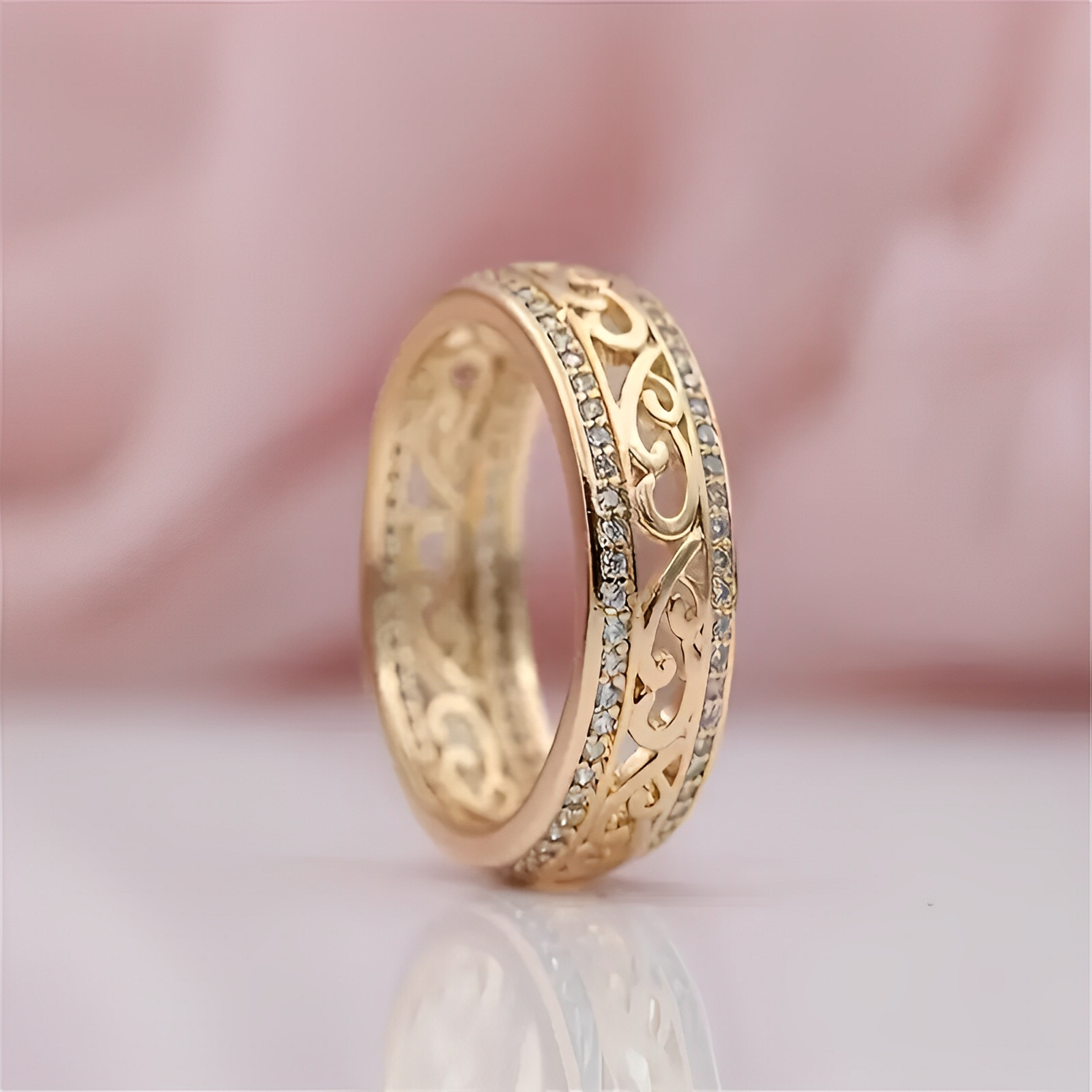 Jevy – Breiter Ring in Gold mit Aussparungen