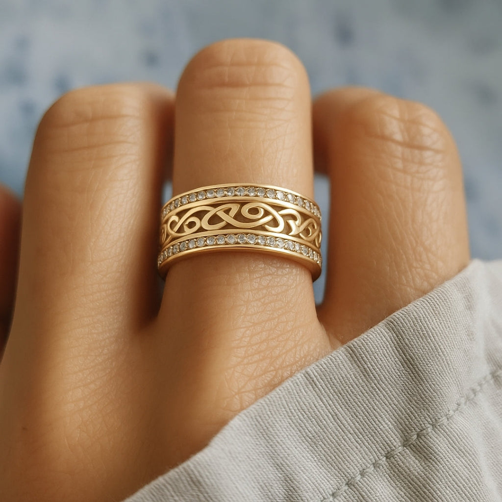 Jevy – Breiter Ring in Gold mit Aussparungen
