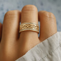 Jevy – Breiter Ring in Gold mit Aussparungen