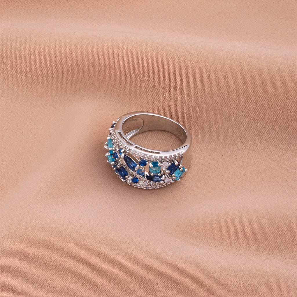 Julie – Vintage-Ring mit blauem Zirkon und goldenem Akzent