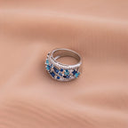 Julie – Vintage-Ring mit blauem Zirkon und goldenem Akzent