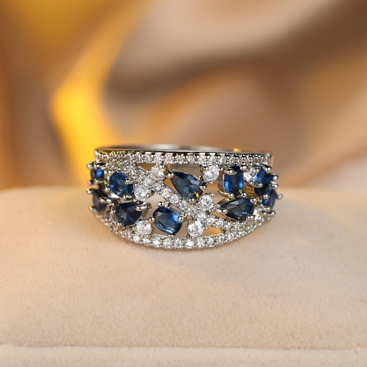 Julie – Vintage-Ring mit blauem Zirkon und goldenem Akzent