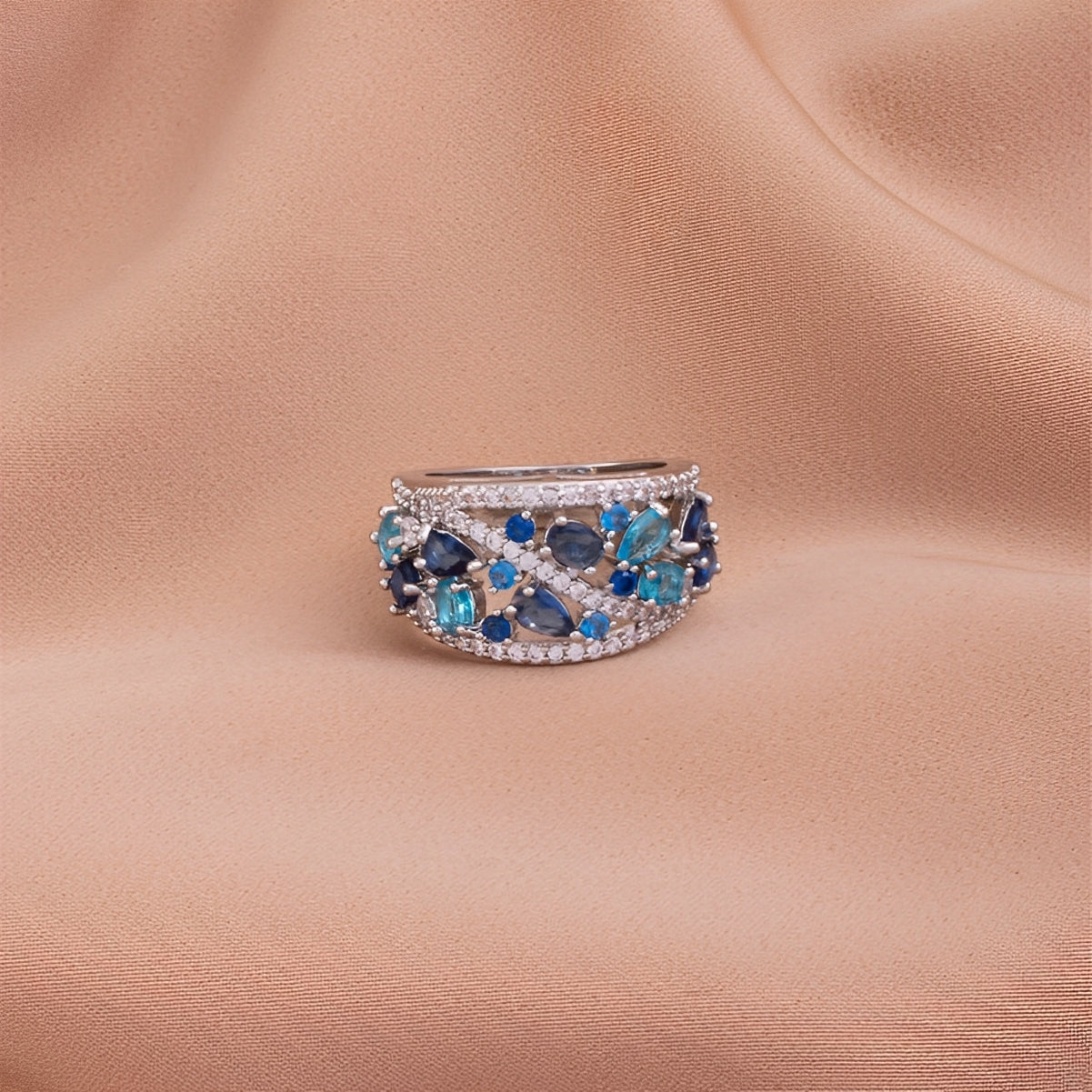 Julie – Vintage-Ring mit blauem Zirkon und goldenem Akzent