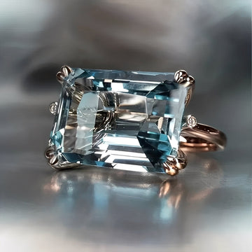 Nadine – Traditioneller Ring mit Blauem Detail