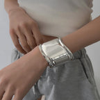 Daria – Breites Metallisches Manschettenarmband
