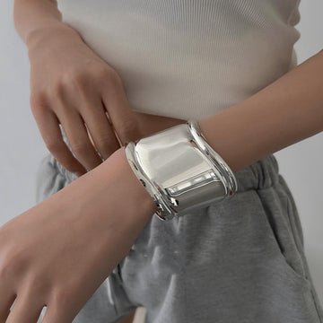 Daria – Breites Metallisches Manschettenarmband
