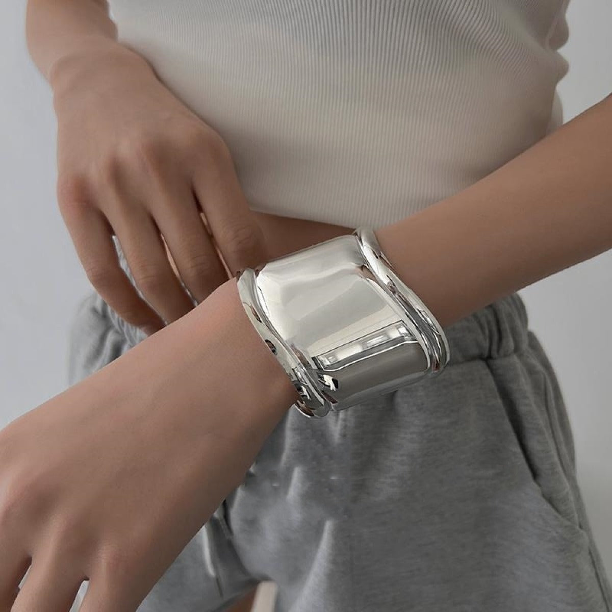 Daria – Breites Metallisches Manschettenarmband
