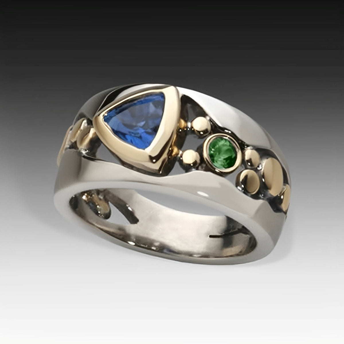 Ricca – Vintage-Ring mit leuchtendem blauem Detail
