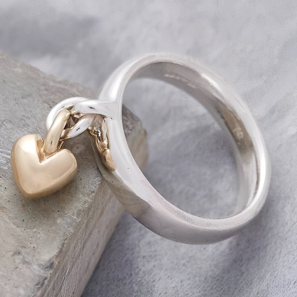 Miriam – Vintage Silberring mit hängendem Herzen