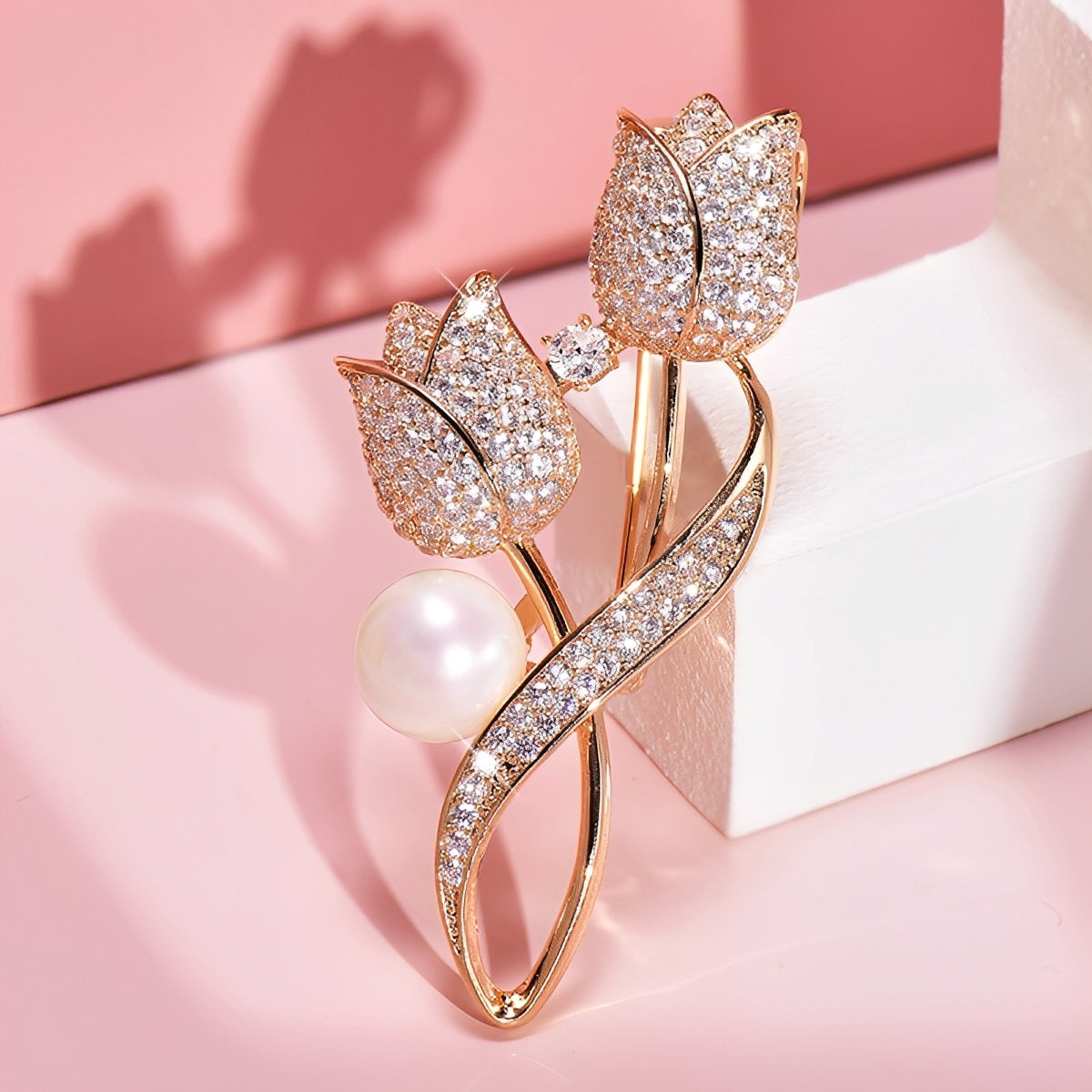 Jackie – Goldene Tulpenbrosche mit Zirkon & Perle, Gold