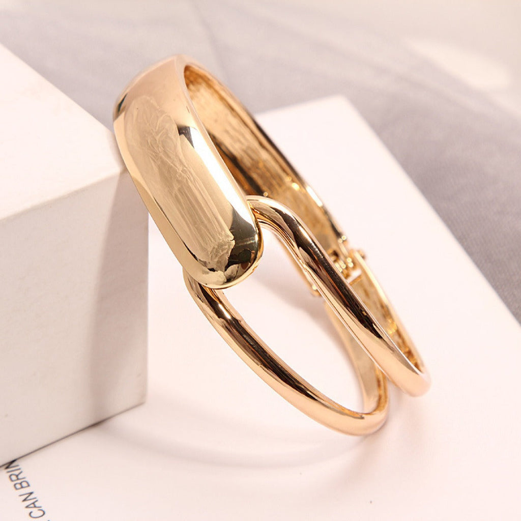 Alyssa – Stilvoller Goldner Armreif