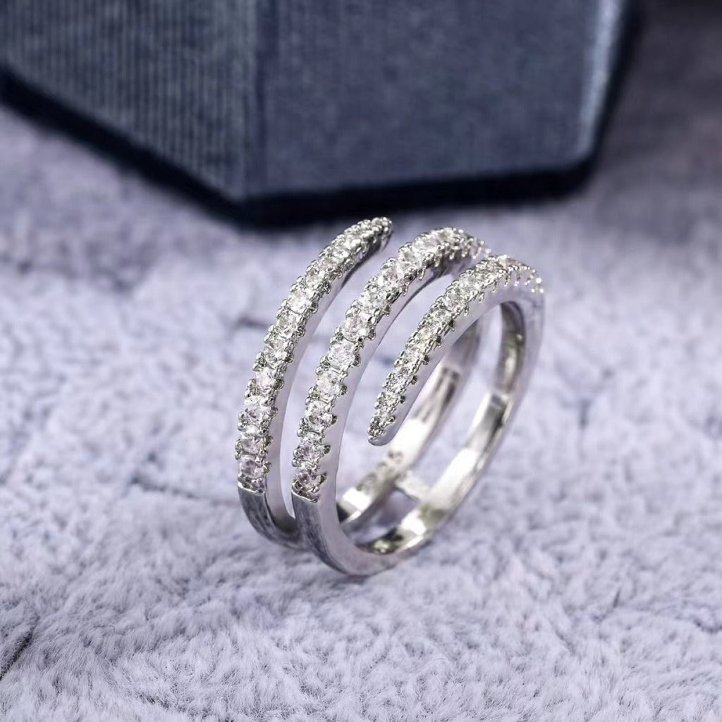 Ailee – Ring in Spiralform mit besetzten Kristallen