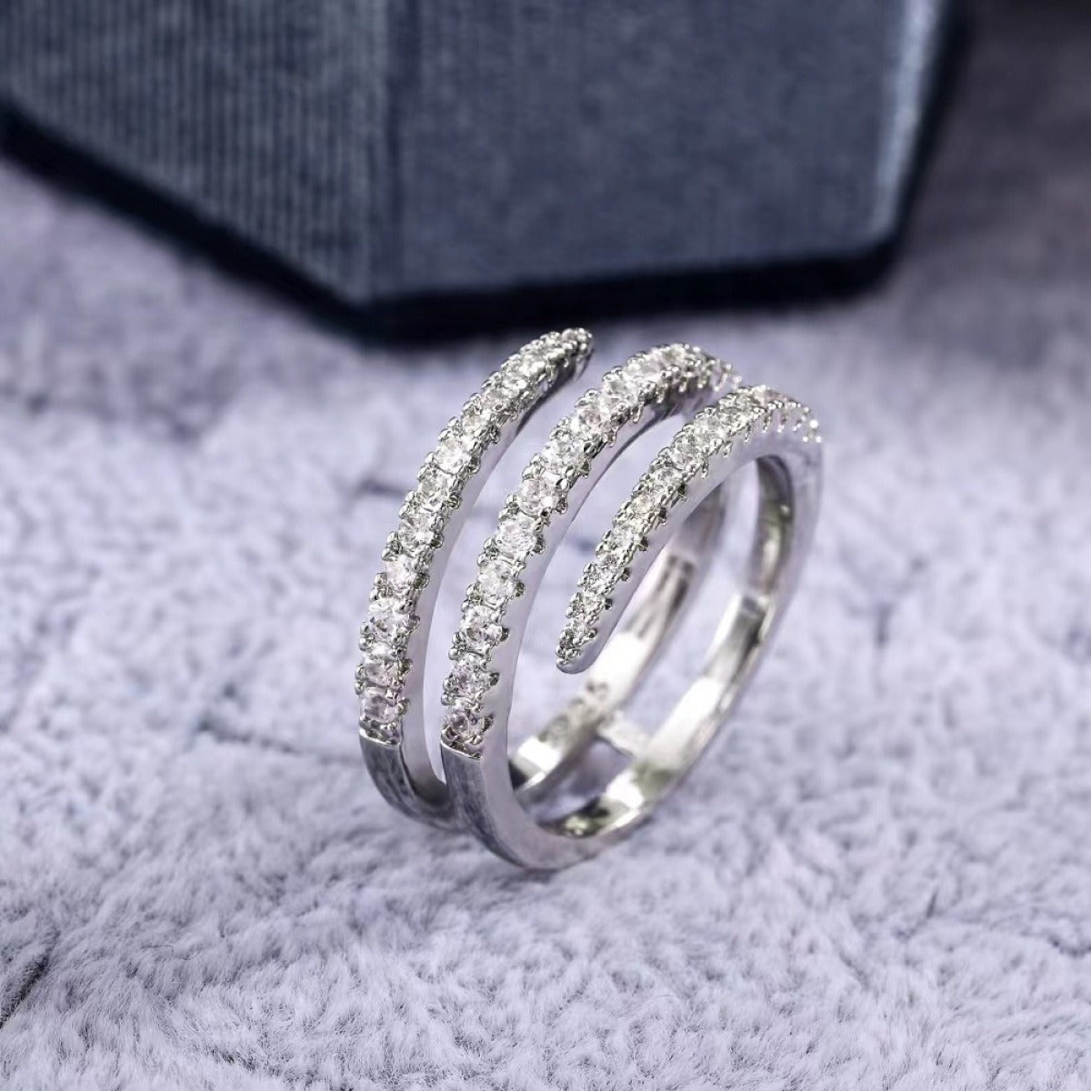 Ailee – Ring in Spiralform mit besetzten Kristallen