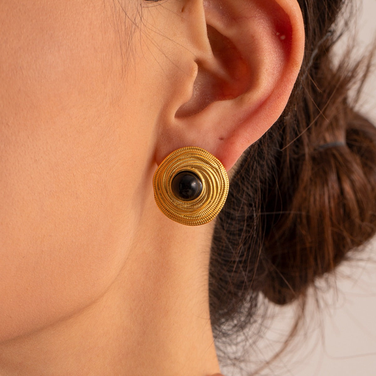 Carrie – Goldene Kreolen mit Schwarzem Onyx