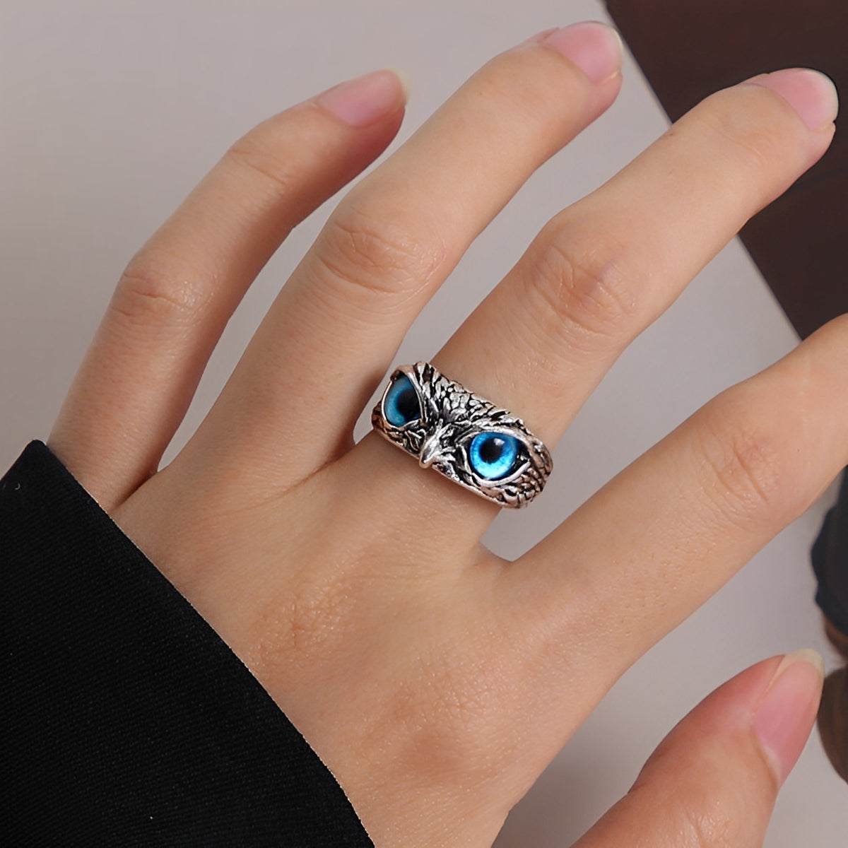Niva – Verstellbarer Glücksbringer-Ring in Silber und Opal