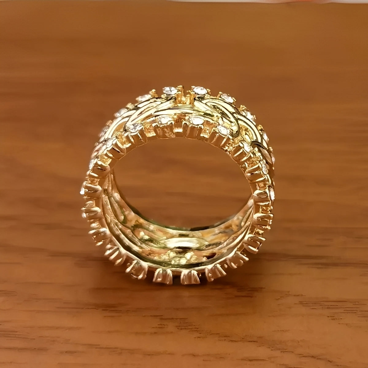 Lydia – Schmuckstück aus geflochtenem Gold mit Zirkonia
