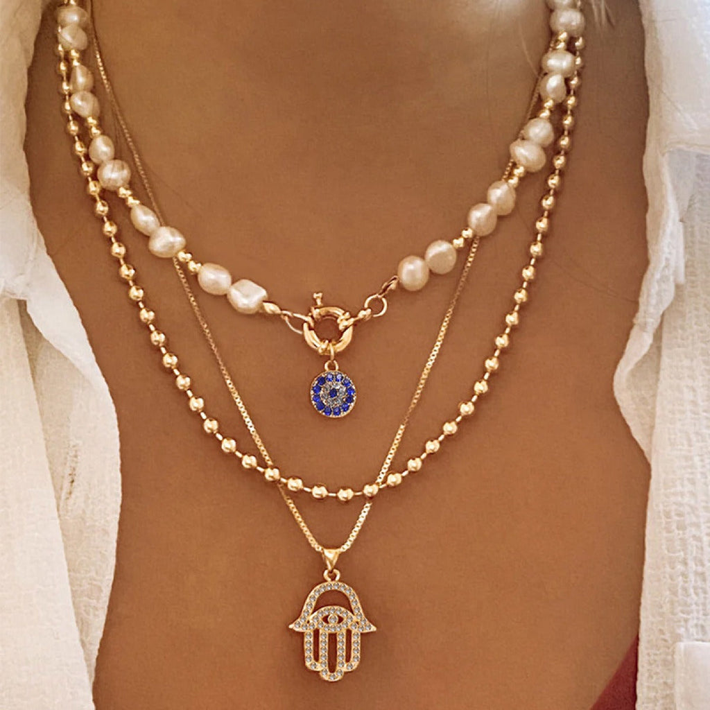 Jade – Mehrschichtiges Collier mit Perlen und Hamsa
