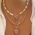 Jade – Mehrschichtiges Collier mit Perlen und Hamsa