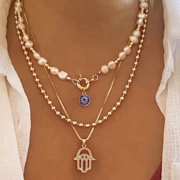 Jade – Mehrschichtiges Collier mit Perlen und Hamsa