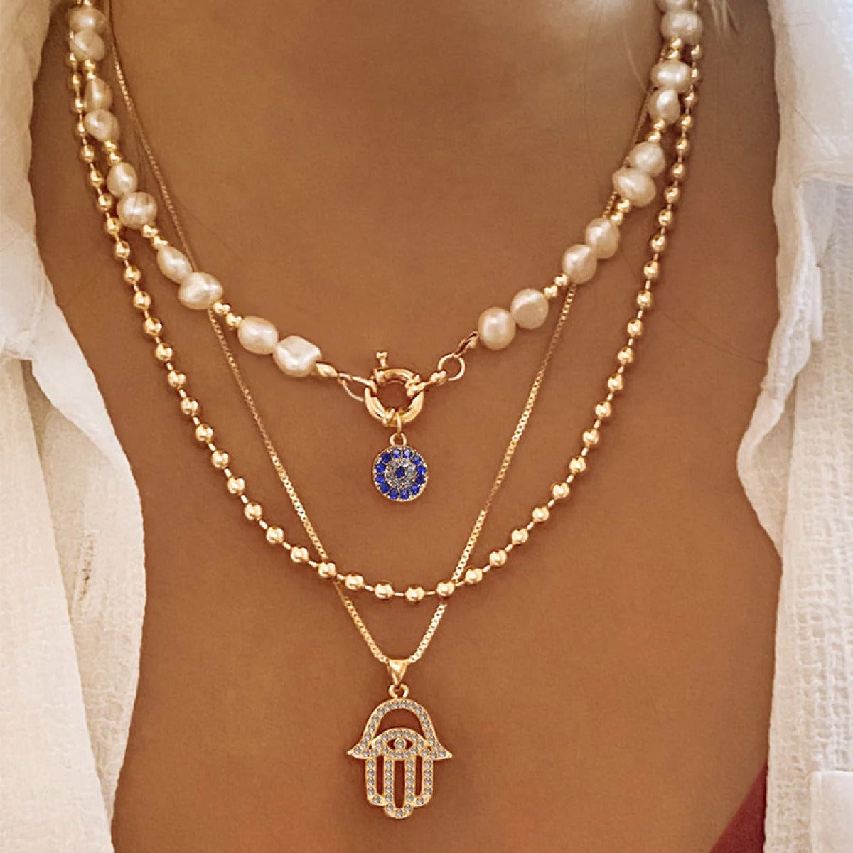Jade – Mehrschichtiges Collier mit Perlen und Hamsa