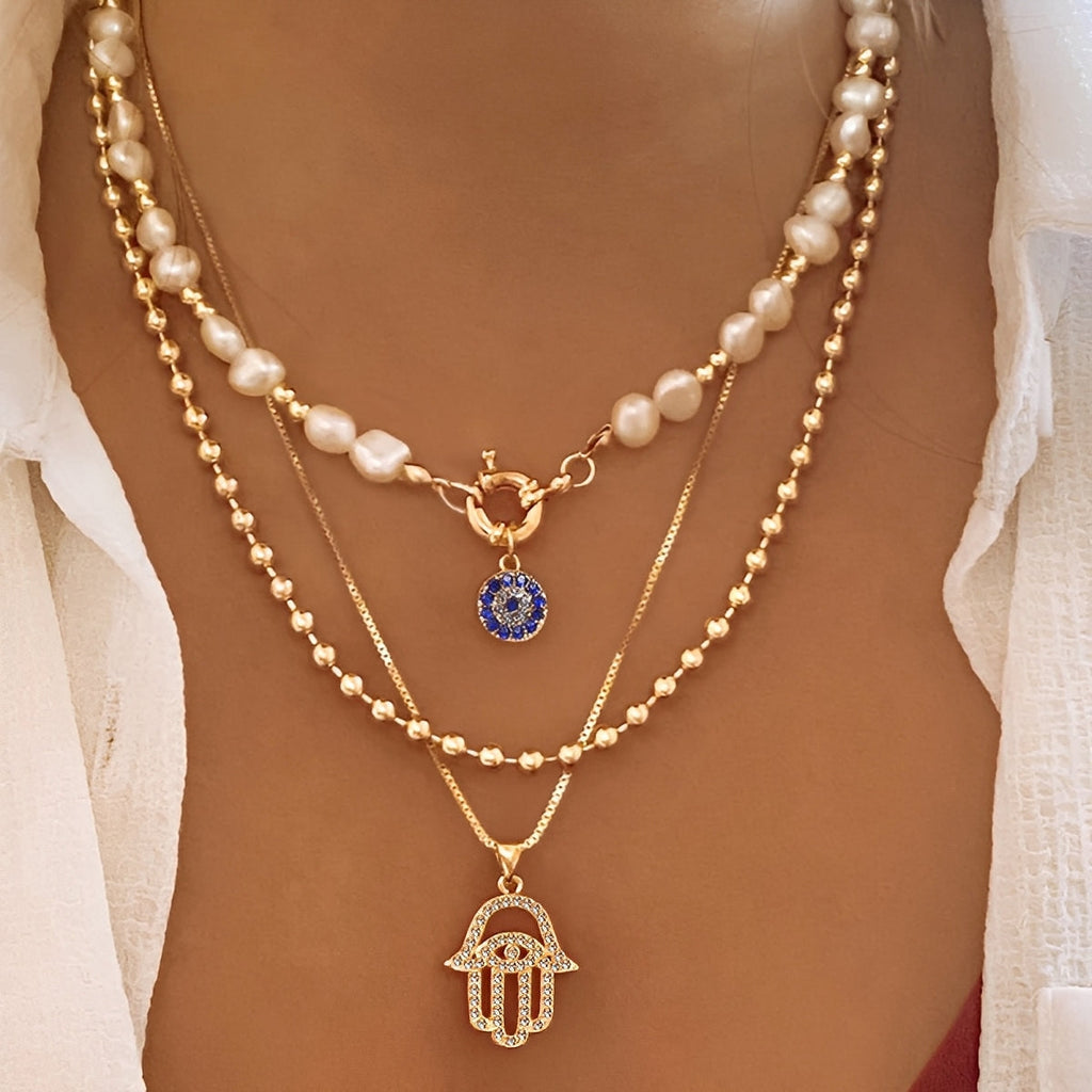 Nadia – Mehrreihige Perlenhalskette mit Hamsa-Hand