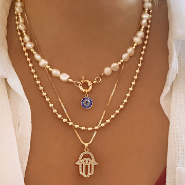 Nadia – Mehrreihige Perlenhalskette mit Hamsa-Hand