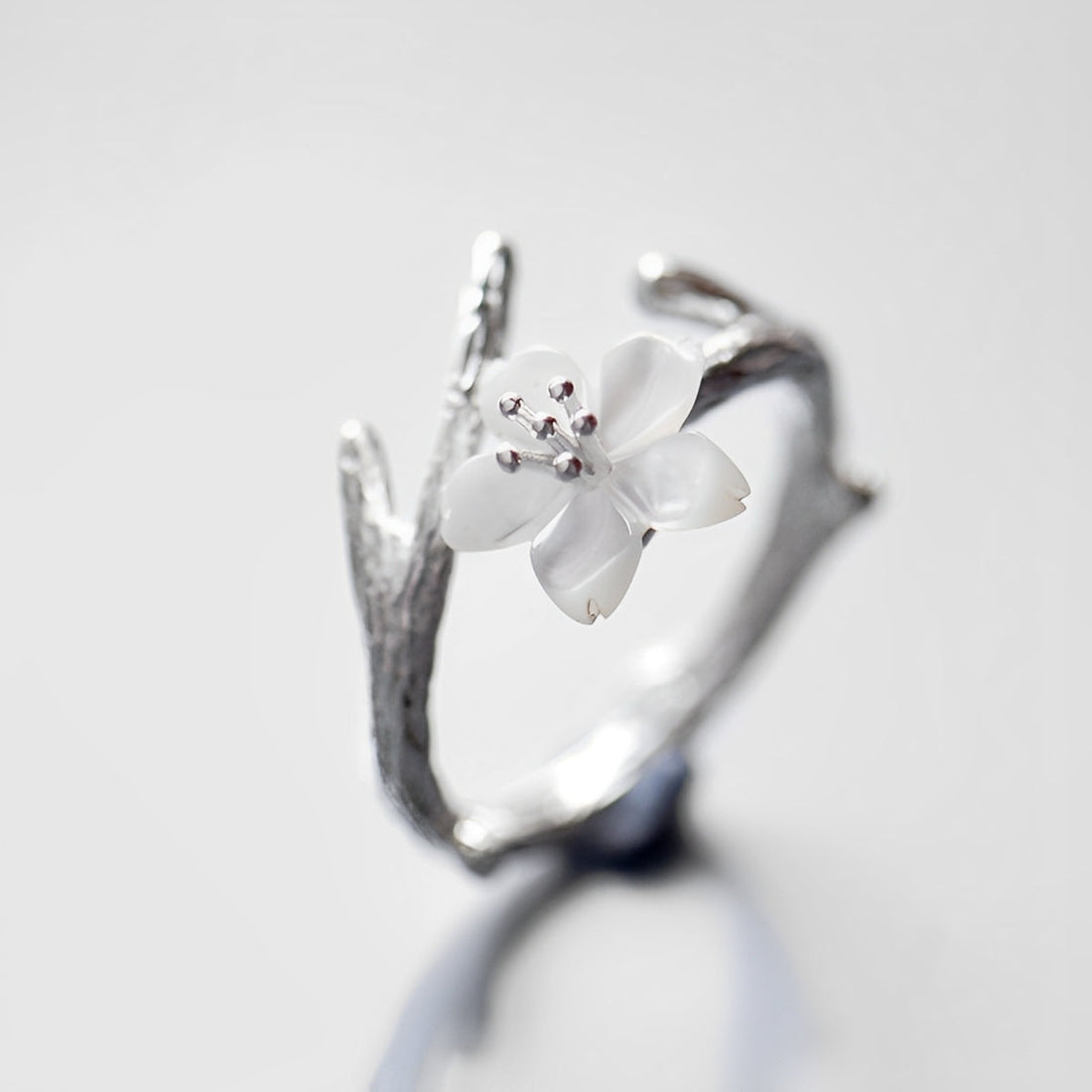Lilou – Verstellbarer Vintage-Ring mit Weißer Blume