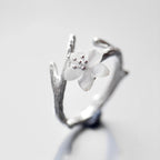 Lilou – Verstellbarer Vintage-Ring mit Weißer Blume