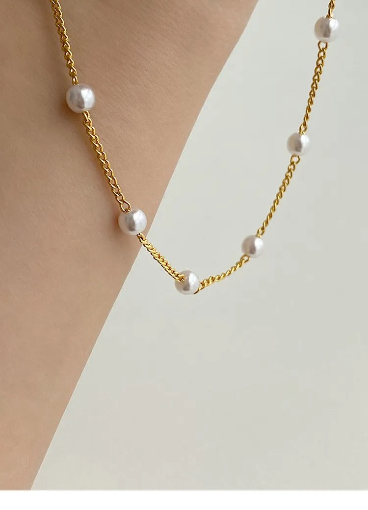 Yvaine – Perlenkette mit Goldverzierung
