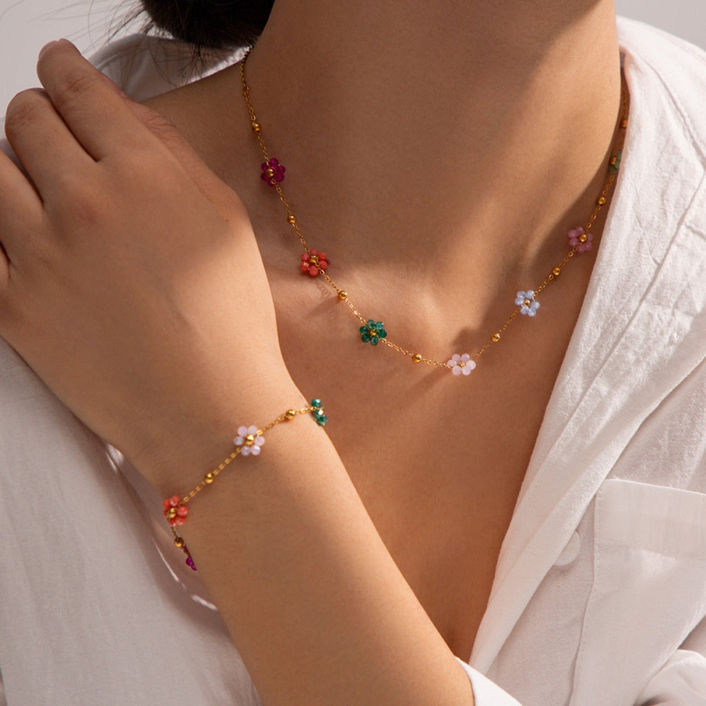 Karylle – Vergoldete Halskette mit kleinen bunten Blumen