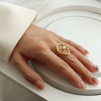 Rana – Ring aus Gold mit ovaler Perle
