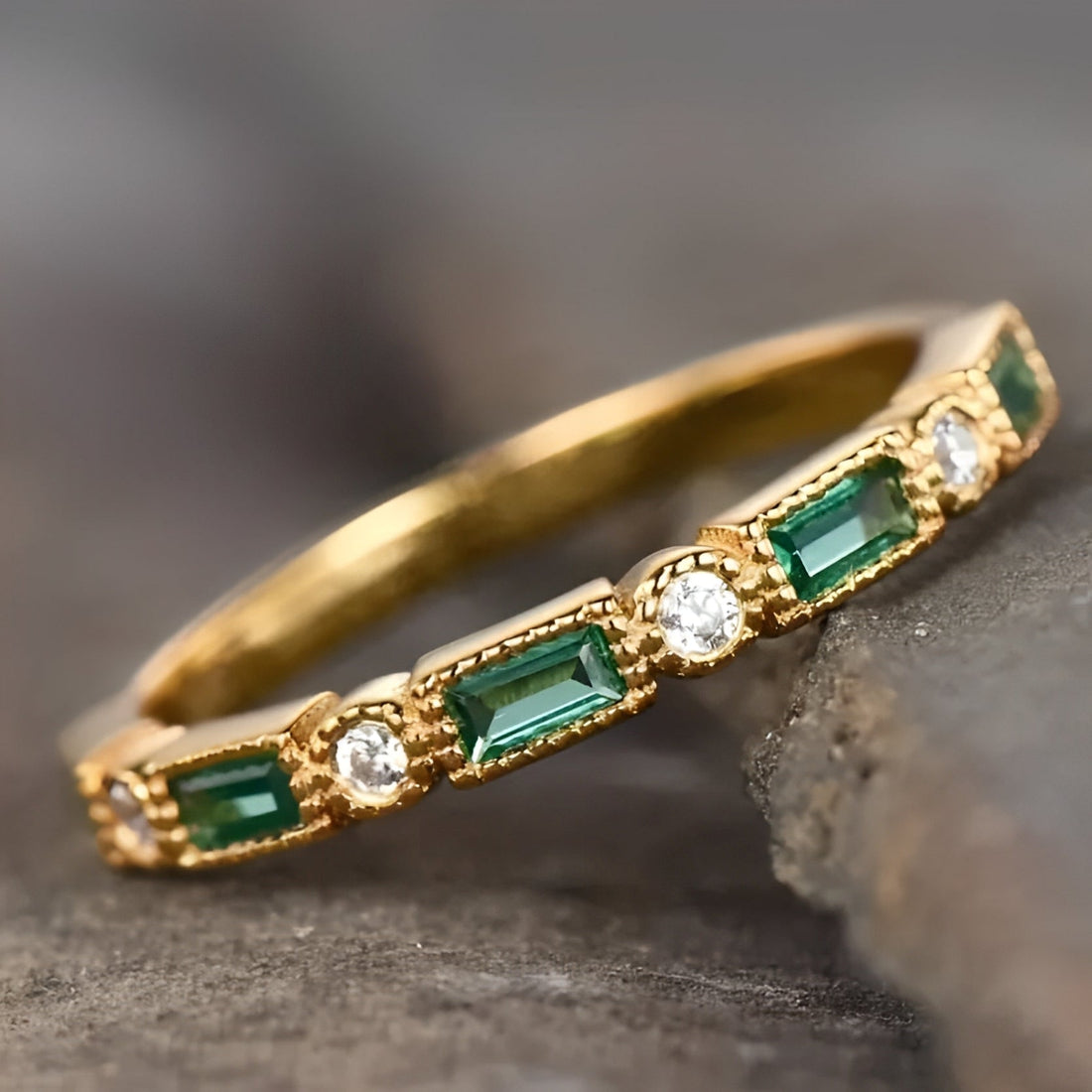 Sana – Vintage-Ring mit grünem Detail