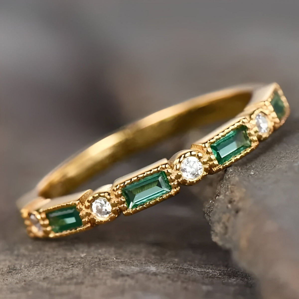 Sana – Vintage-Ring mit grünem Detail
