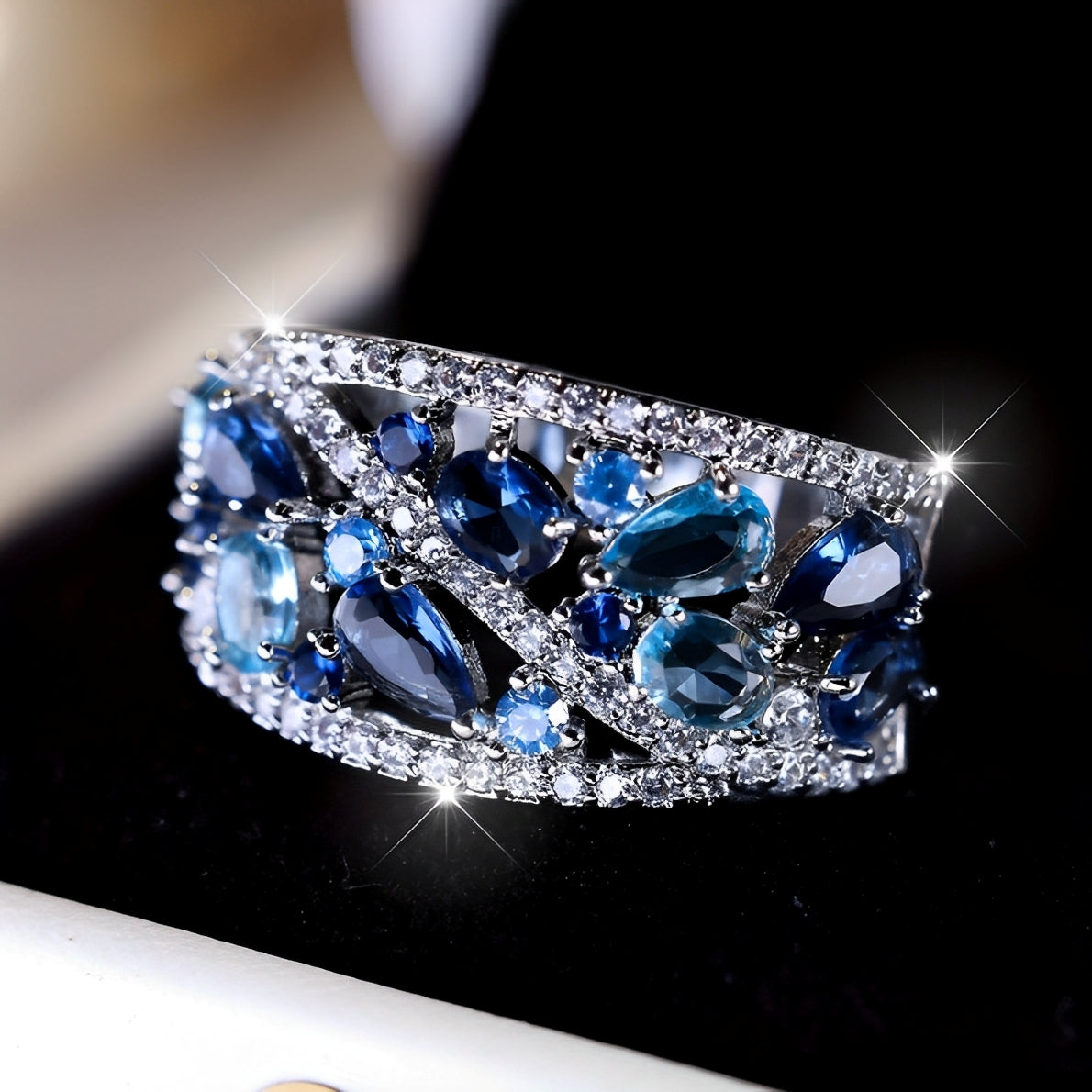 Julie – Vintage-Ring mit blauem Zirkon und goldenem Akzent