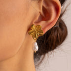 Ember – Ohrringe Blumenkreation mit goldenen Perlen