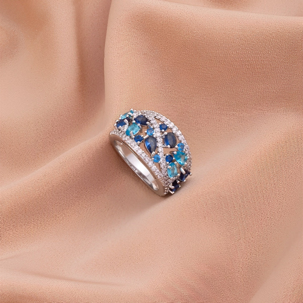 Julie – Vintage-Ring mit blauem Zirkon und goldenem Akzent